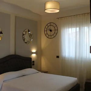 Martina Luxury , Desenzano del Garda Italië